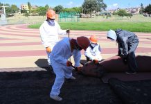 Tras 22 años de uso la pista sintética de Miraflores es cambiada