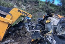 Volquete con asfalto volcó en la vía a Biblián, en Cañar