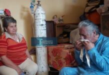 Esposa pide ayuda para su esposo que depende de un tanque de oxígeno