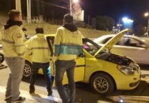 Retienen un taxi que tenía doble placa, para evadir controles