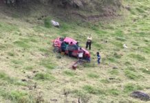 En Guachapala conductor se salva de morir; vehículo cayó 450 metros
