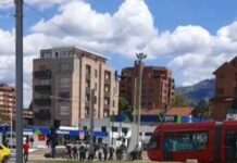 Taxi realiza giro indebido y causa accidente con el Tranvía