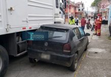 Conductor ebrio chocó contra una camioneta de bomberos y un auto particular