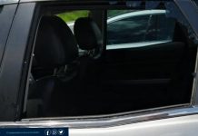 Delincuentes rompieron la ventana de un auto y se llevaron equipos