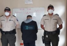 Motorizado detenido por agredir a un agente de tránsito