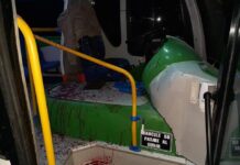 Delincuentes asaltaron y apuñalaron a conductor de un bus urbano en Sígsig