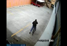 Cámaras registraron robo de bicicleta y moto en Cuenca
