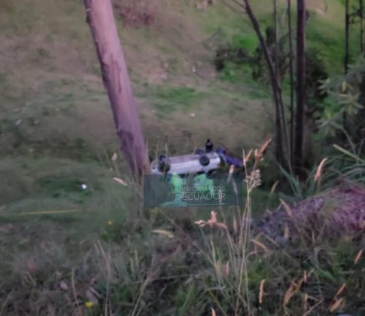 Un muerto y tres heridos deja vuelco de vehículo en Cumbe