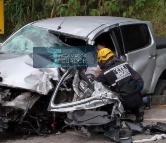 Violento choque entre camión y camioneta deja un herido