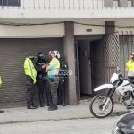 El cadáver fue trasladado al centro forense.