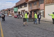 Sacapintas dispararon a una mujer en el centro de Cuenca para asaltarla