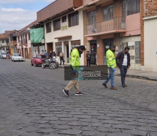 Sacapintas dispararon a una mujer en el centro de Cuenca para asaltarla