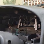 Delincuentes roban accesorios de dos vehículos