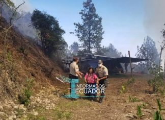 Policía rescata a mujer de vivienda afectada por el incendio forestal en Molleturo